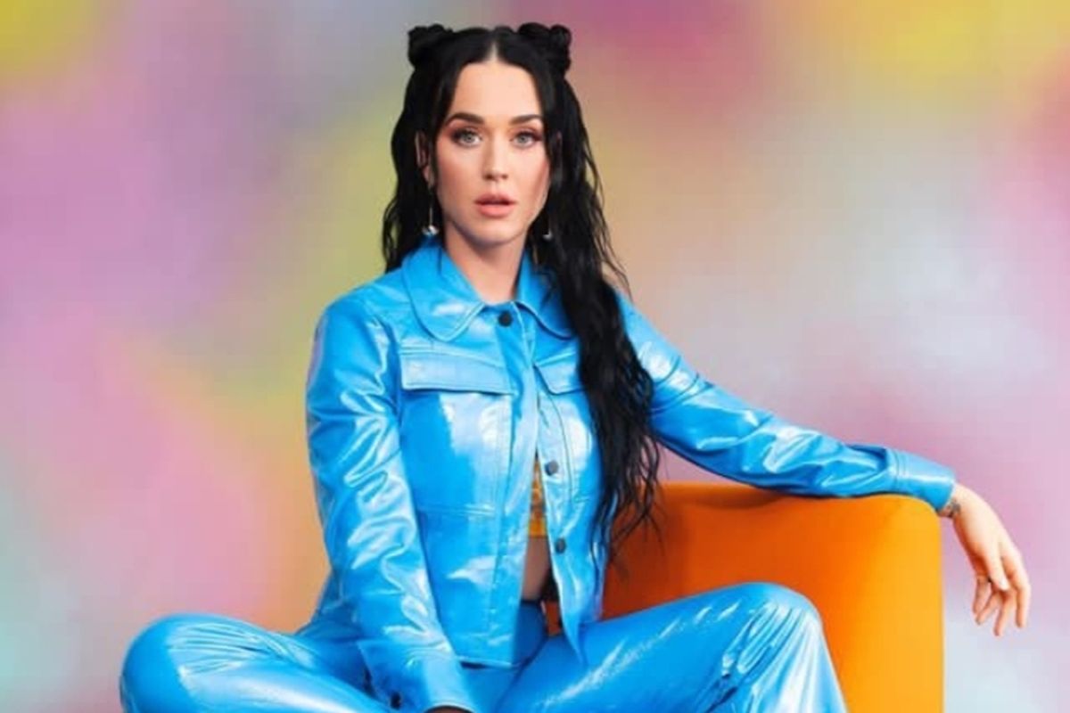 Cuplikan video musik The One That Got Away versi sutradara Floria Sigismondi yang menampilkan Katy Perry dan narasi puitis Stevie Nicks.
