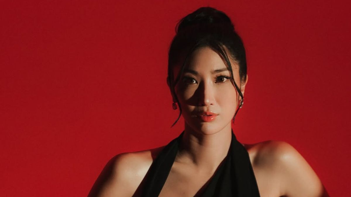 Sosok Ejae, penyanyi dan penulis lagu K-Pop yang sukses mengisi soundtrack film KPop Demon Hunters setelah bertransformasi dari kegagalan menjadi idol.