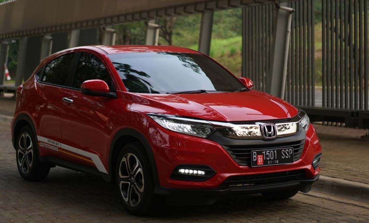 Jajaran unit mobil Honda HR-V bekas yang dipasarkan di bursa mobil bekas daring dengan varian mesin 1.5 liter dan 1.8 liter.