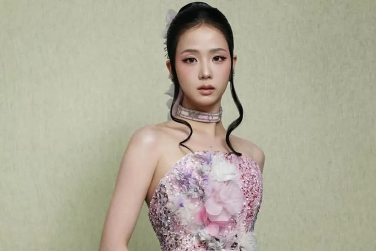 Jisoo BLACKPINK dalam sesi wawancara V Magazine, tampil elegan membicarakan persiapan proyek album penuh solo terbarunya untuk tahun 2026.