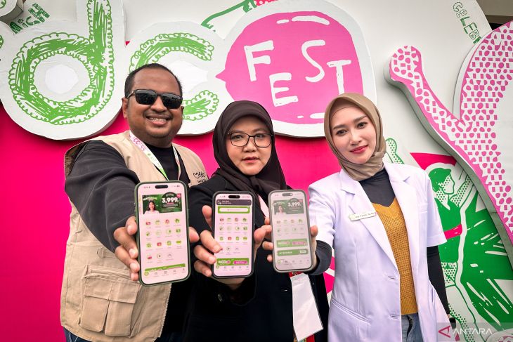 CEO FDC Drg. Ita Lestari bersama tim menunjukkan aplikasi FDC Digital di acara FDC Festival, Gelora Bung Karno, Jakarta.