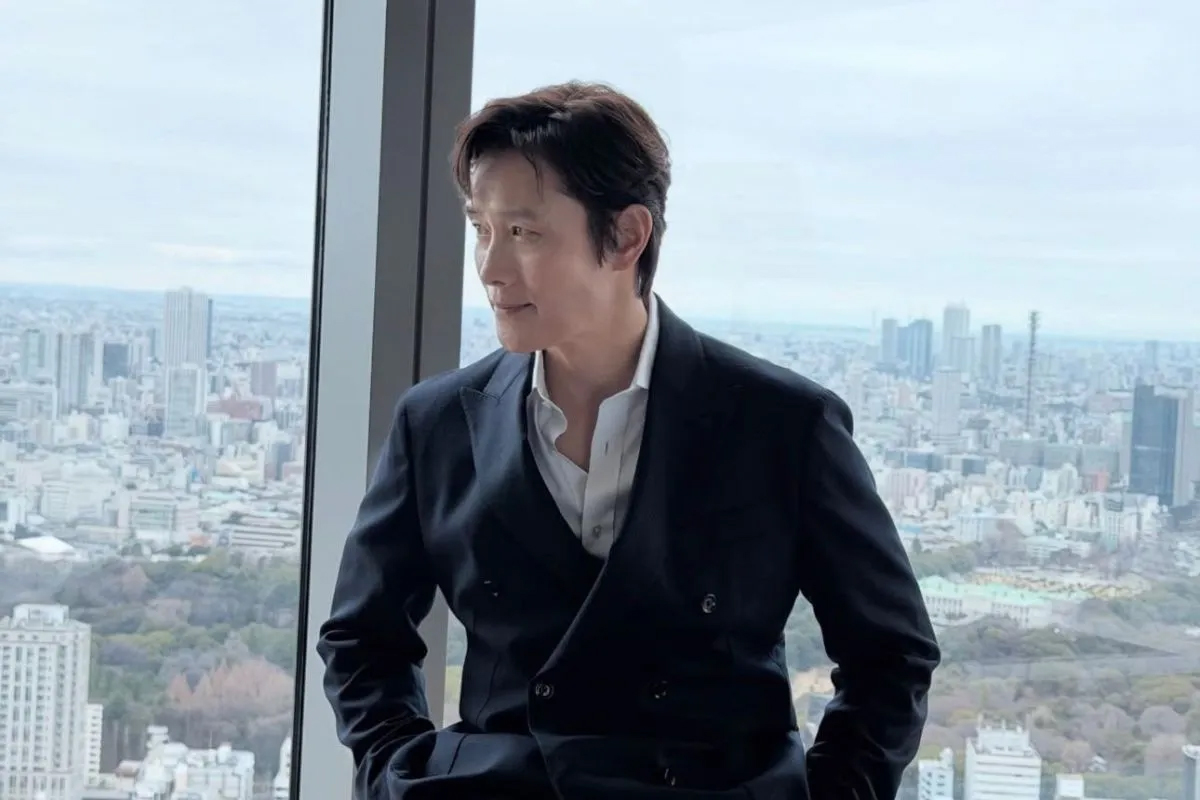 Film Nambeol menampilkan karakter Im Eok yang diperankan Lee Byung Hun bersama pasukannya di tepi tebing menghadap laut.
